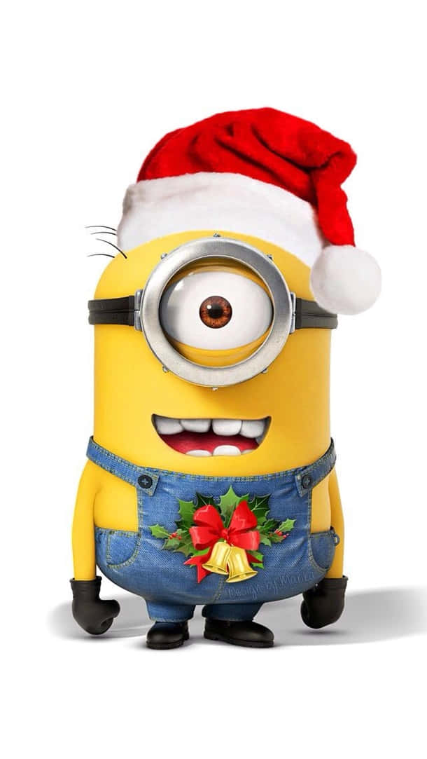 一個黃色Minion戴著聖誕帽和節日主題工裝褲，燦爛微笑。