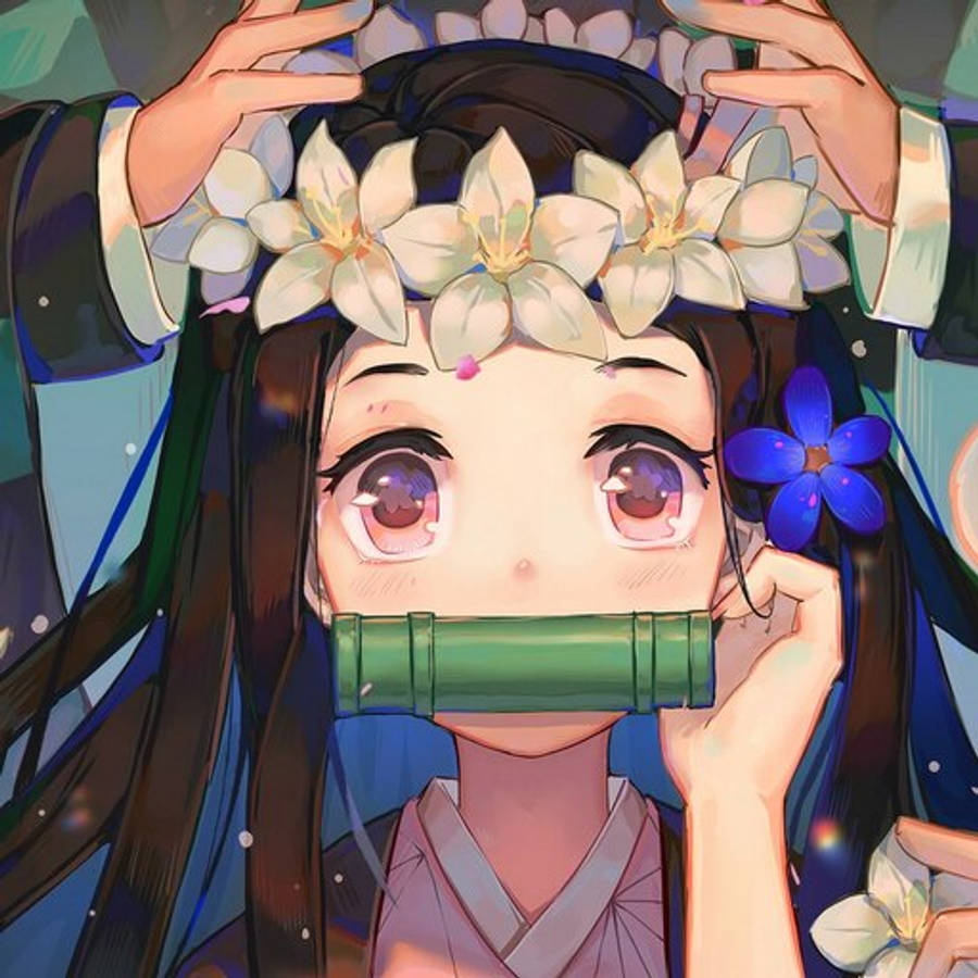 戴花冠鬼滅之刃禰豆子 壁紙 — 長黑髮的動漫女孩戴著白色花冠，手持綠色竹管放在嘴上，同時用手調整花冠。