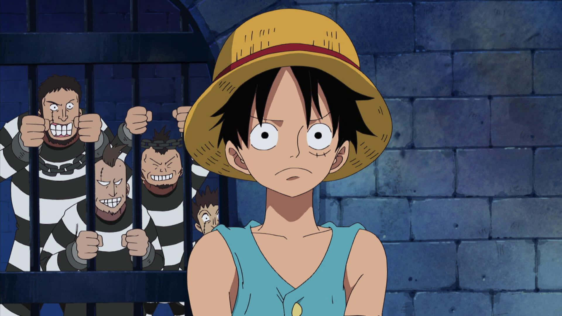 Impel Down 桌布 壁紙 — 戴草帽的年輕動漫男孩挑釁地站在監獄鐵欄前，憤怒的囚犯從後面瞪視。