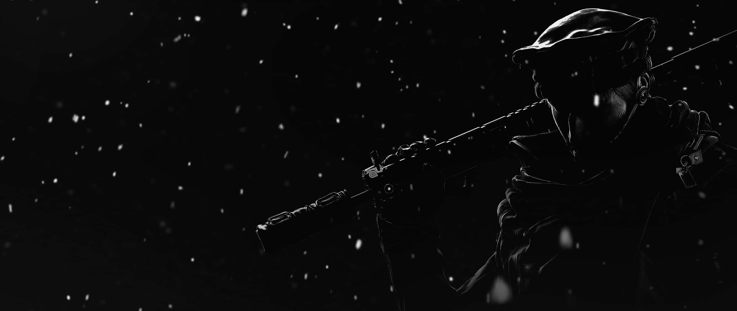 Rainbow Six Siege Maverick 桌布 壁紙 — 戴著帽子和裝備的剪影士兵，在飄雪中持步槍，呈現強烈的黑白對比。