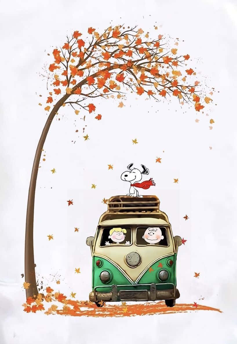 Snoopy Fall 桌布 壁紙 — 戴著紅色圍巾的史努比棲息在綠色VW巴士頂上，查理布朗和奈勒斯在楓樹下從窗戶揮手，楓樹正飄落秋葉。