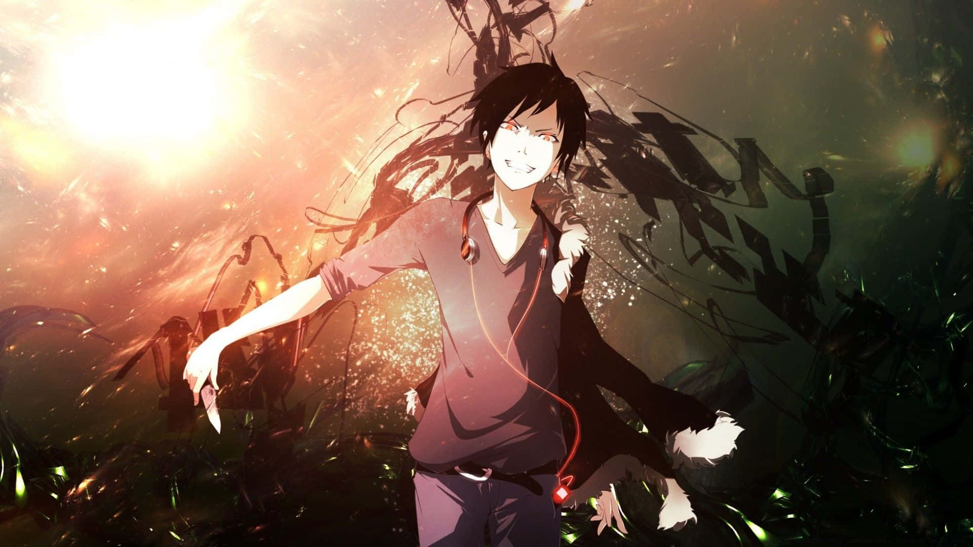 Izaya Orihara 桌布 壁紙 — 戴著耳機的動畫男孩微笑，發光粒子在他周圍旋轉，背景是熾熱的日落。