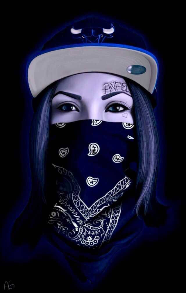戴藍色頭巾面具的女黑幫 壁紙 — 一個擁有發光藍色頭髮和臉部的人，戴著帽子和圖案頭巾，背景為黑色。