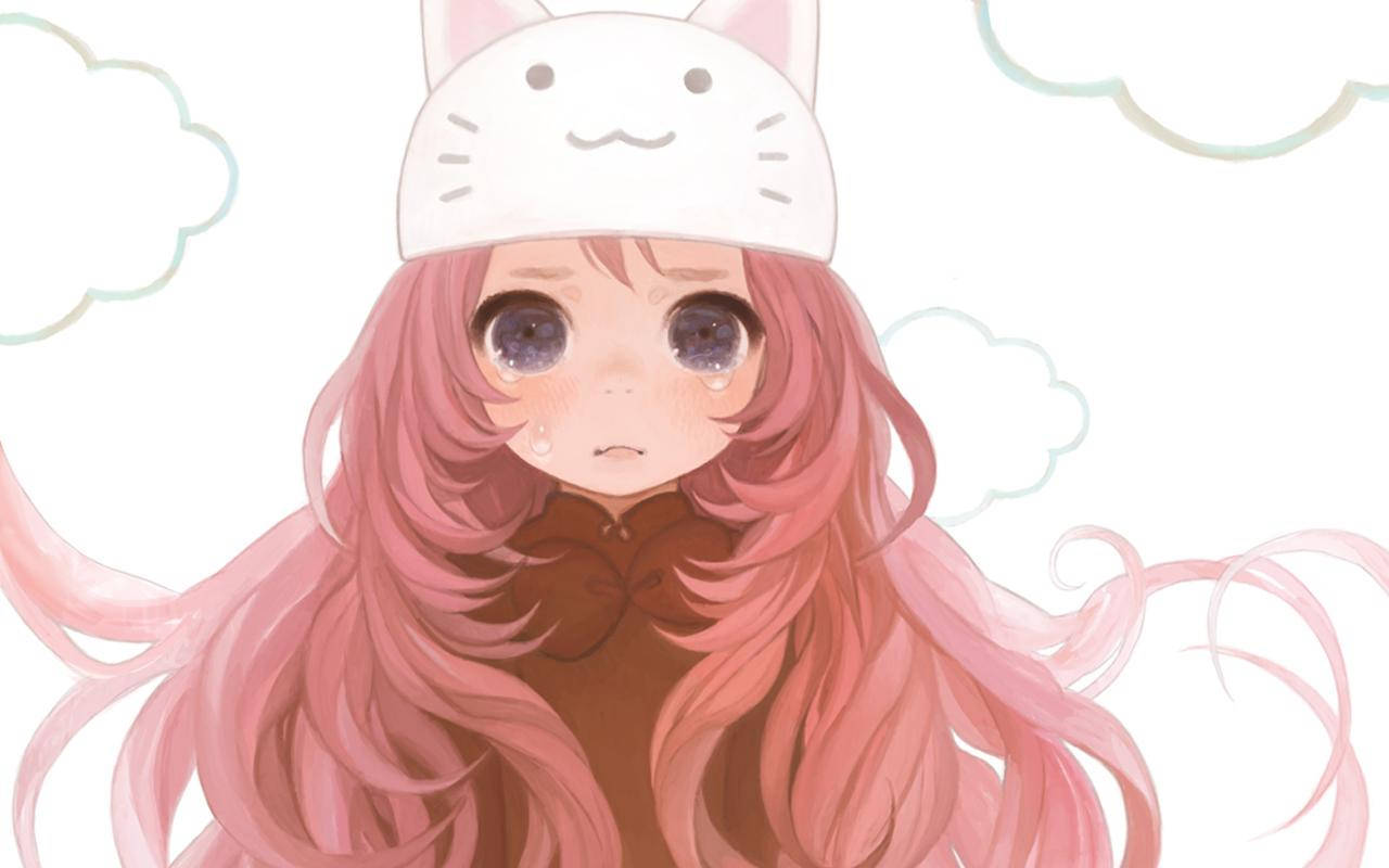 戴貓耳帽哭泣的可愛動漫女孩 壁紙 — 一個可愛的動漫女孩，長長粉紅色頭髮和貓帽子，在陰天背景下大眼睛含淚，看起來悲傷。