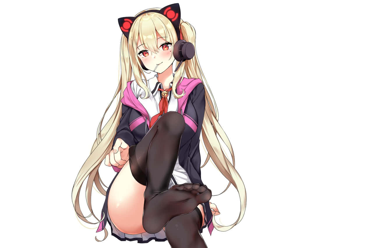 戴著貓耳和耳機的動漫女孩穿著校服盤腿而坐。