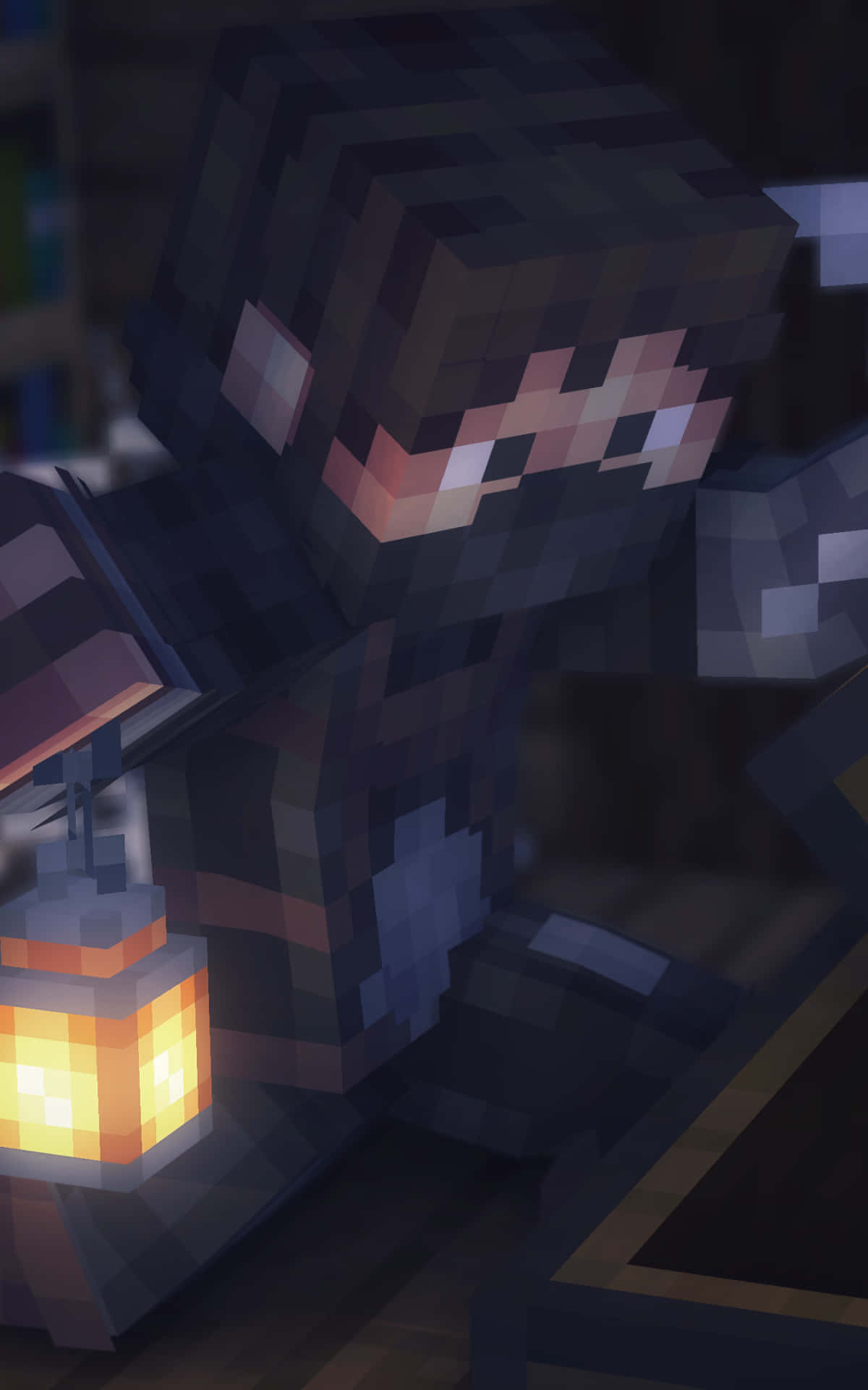 戴面具玩家像素3我的世界背景 壁紙 — 一個像素化的Minecraft角色穿著暗色盔甲，在昏暗的房間裡拿著發光的燈籠。
