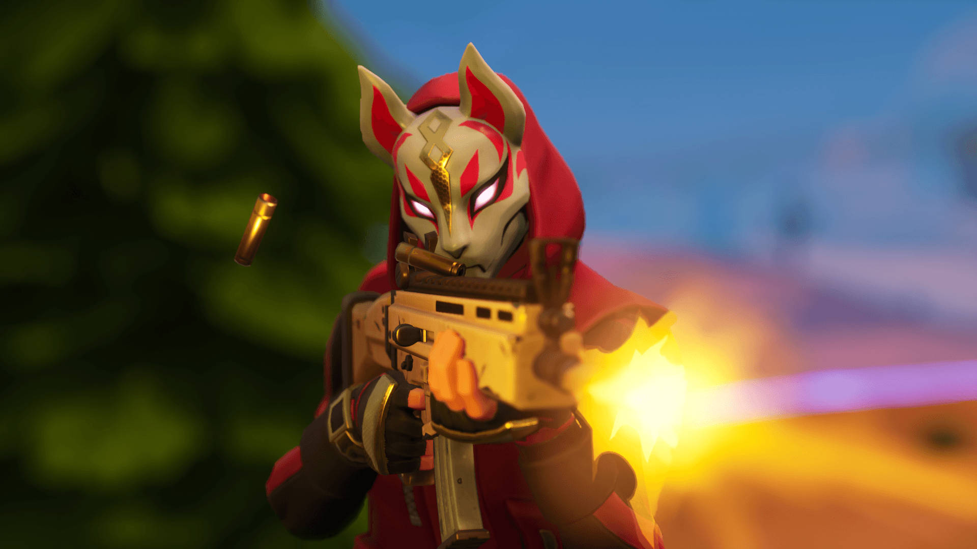 戴面具的Drift Fortnite 射擊步槍 壁紙 — 一位戴著狐狸面具、身穿紅色斗篷的戰士，在模糊的綠色和藍色背景下發射發光武器，子彈在空中飛過。