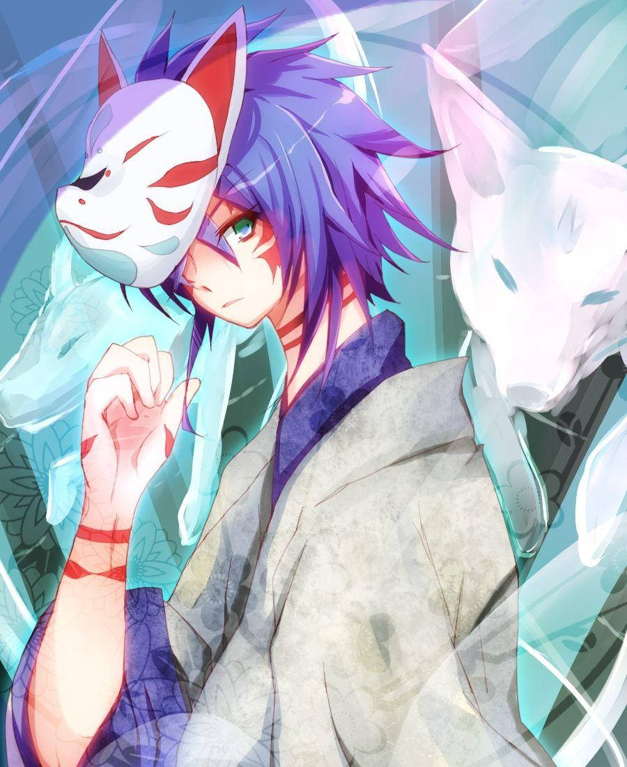 戴面具的九尾狐 壁紙 — 一個紫髮綠眼的動漫男孩拿著狐狸面具，旁邊有一個發光的白色狐狸頭，背景是鮮豔的藍色和青色。