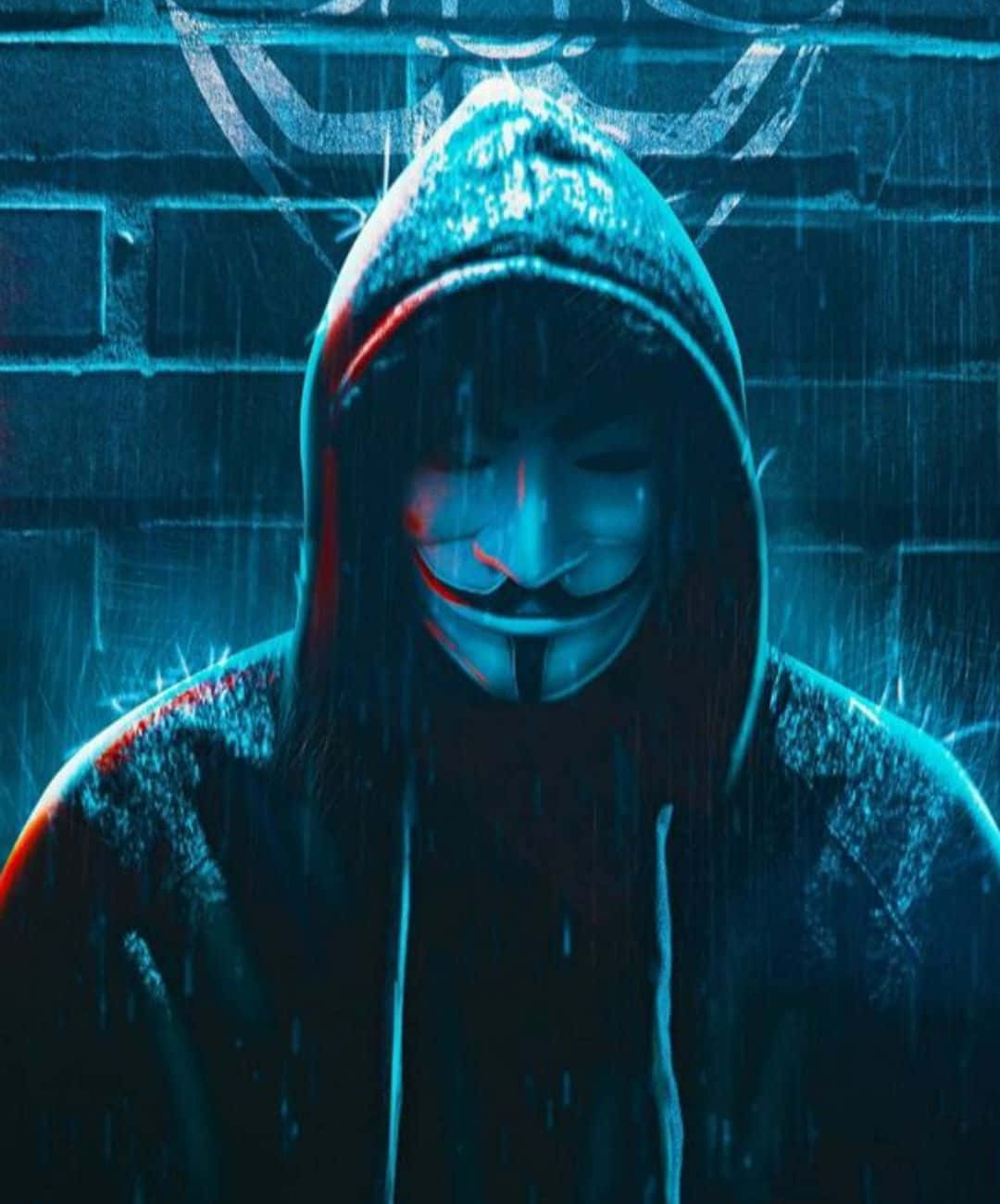 穿連帽衫戴面具的人站在雨中，靠著磚牆，在藍色霓虹燈下。