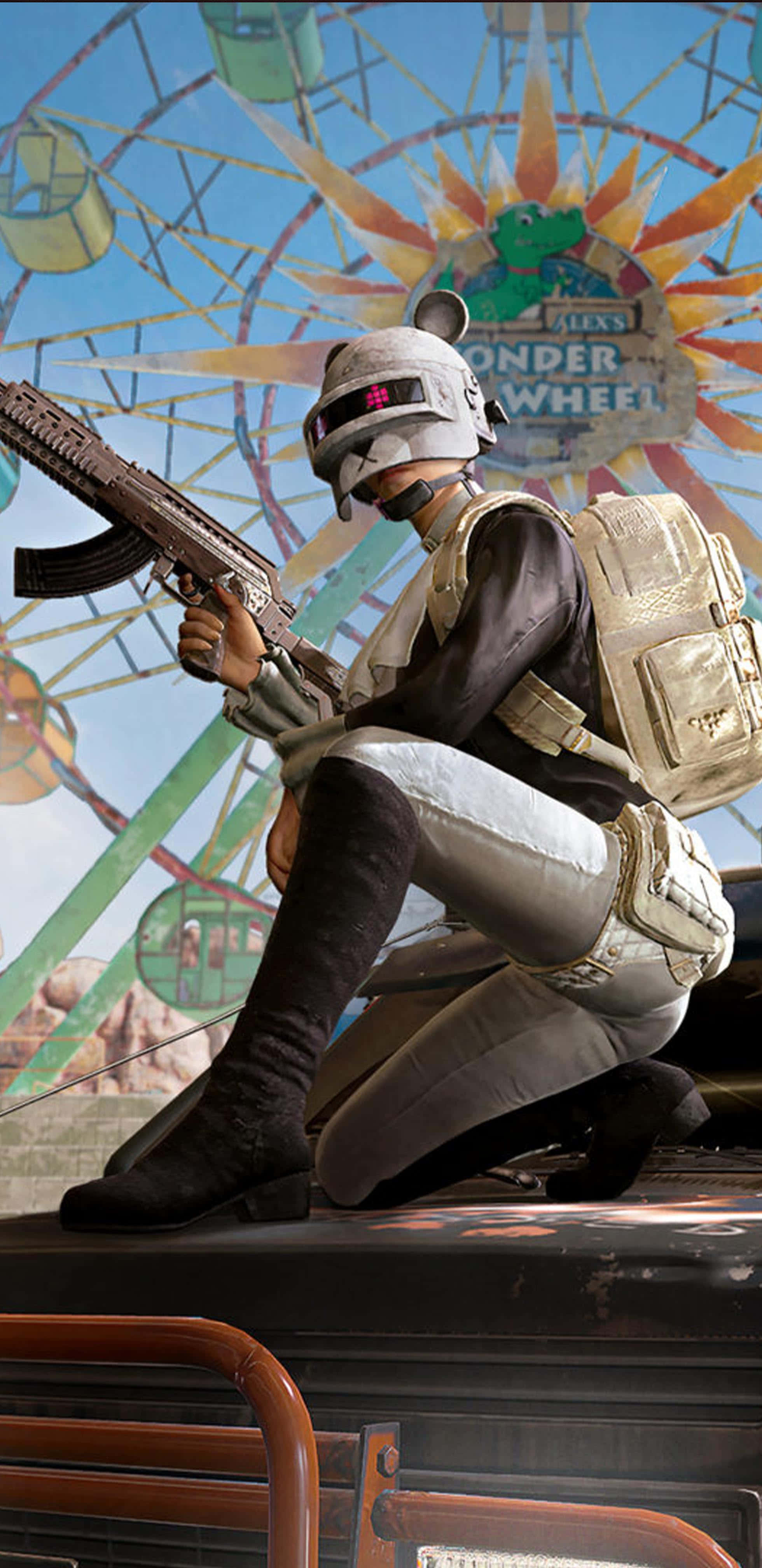 戴面罩PUBG女角色 壁紙 — 一名身穿戰術裝備的士兵蹲在車輛上，手持步槍，背景有摩天輪。