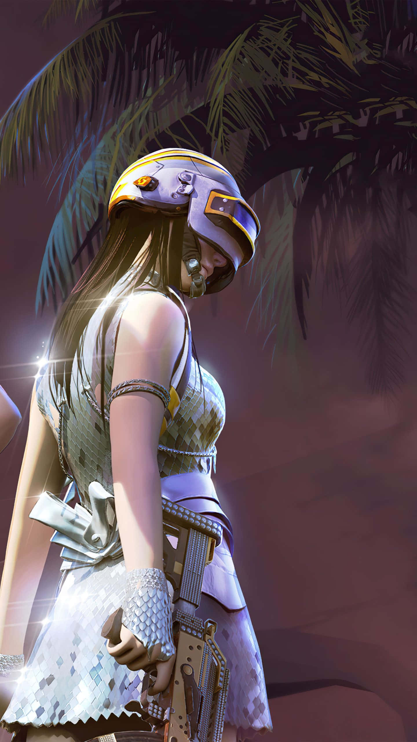 戴頭盔PUBG女角色 壁紙 — 一名身穿未來風格頭盔和裝甲的女兵站在棕櫚樹下，手持帶有發光高光的步槍。