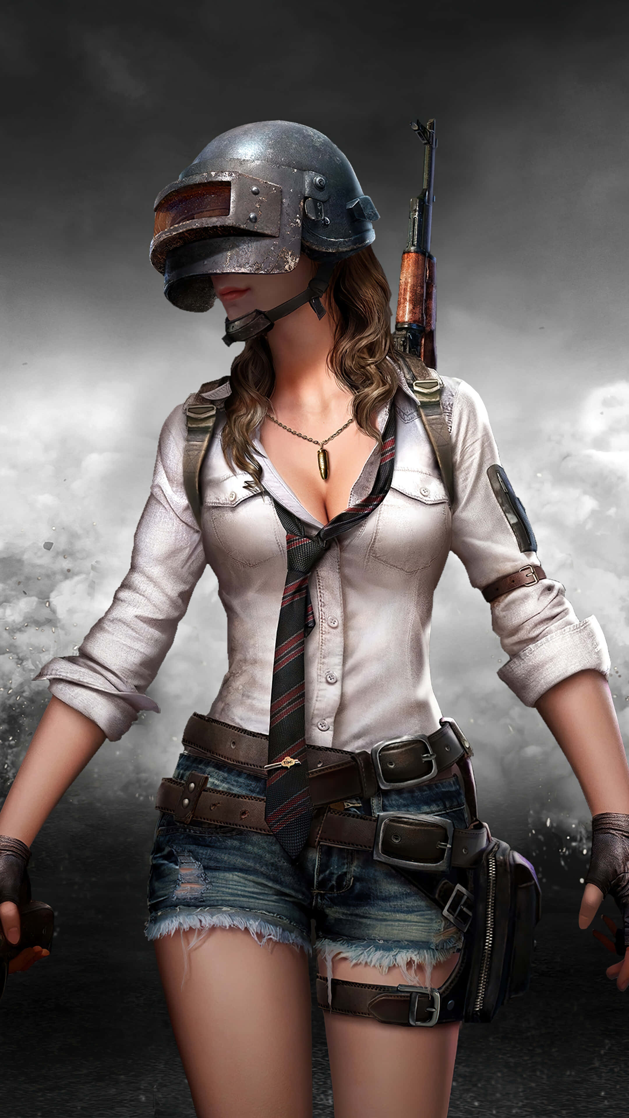 戴頭盔的PUBG女孩 壁紙 — 一名身穿戰鬥頭盔和戰術裝備的女兵，肩上扛著步槍，在暴風雨灰濛濛的天空下準備就緒。