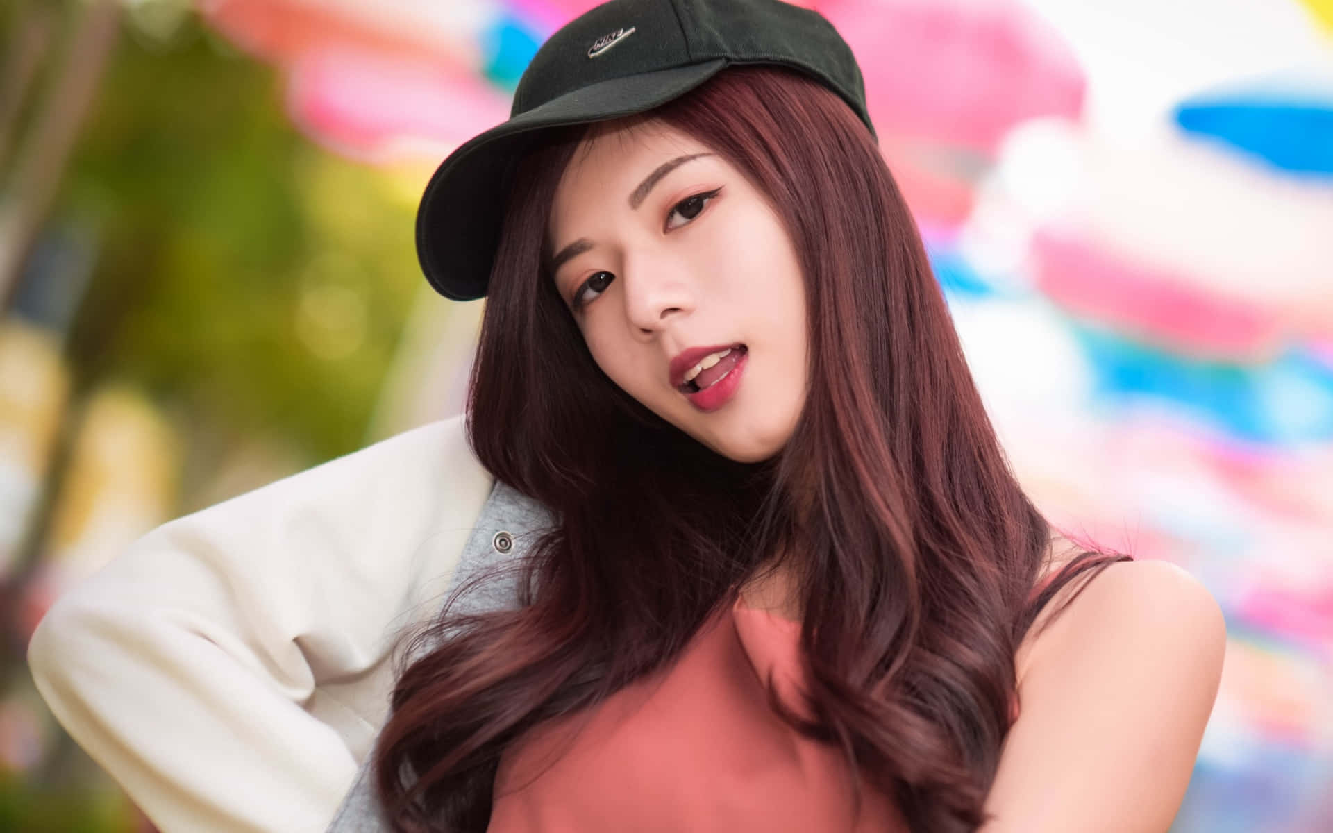 年輕女性戴著黑色帽子和多層次服裝的戶外照。