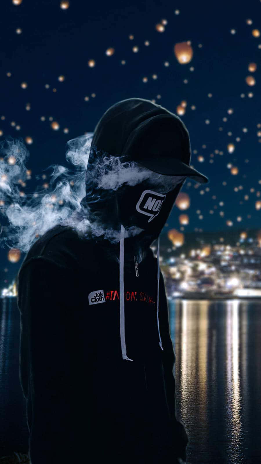 戴黑帽的抽菸男子 壁紙 — 一個戴著兜帽的人物在充滿漂浮燈籠的夜空下呼出煙霧，背景是倒映在水中的城市景觀。