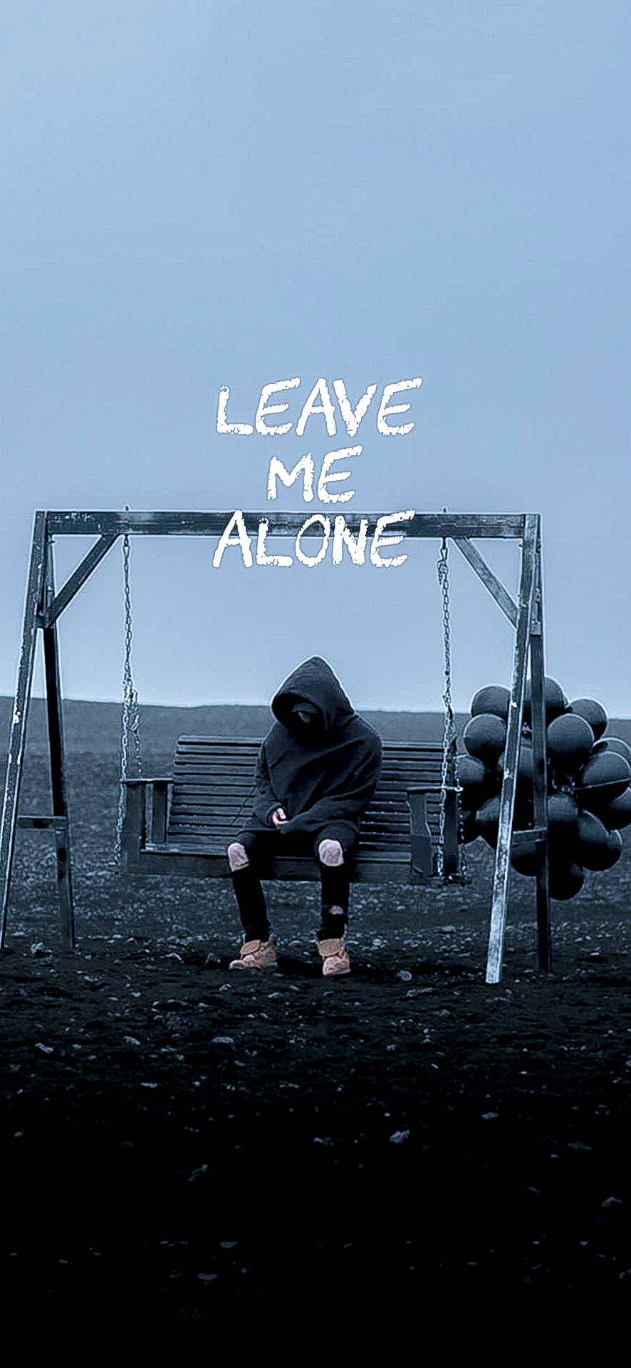 穿連帽衫的人獨自坐在鞦韆上，旁邊有黑色氣球和文字「leave me alone」。