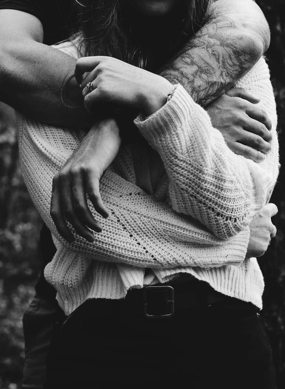 Lovers 桌布 壁紙 — 戶外溫柔時刻，兩人緊緊擁抱的黑白特寫。