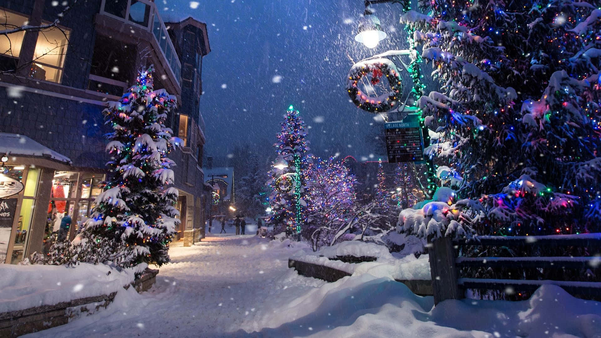 被白雪覆蓋的冬日街道，裝飾著色彩繽紛的聖誕燈飾和樹木，夜景。
