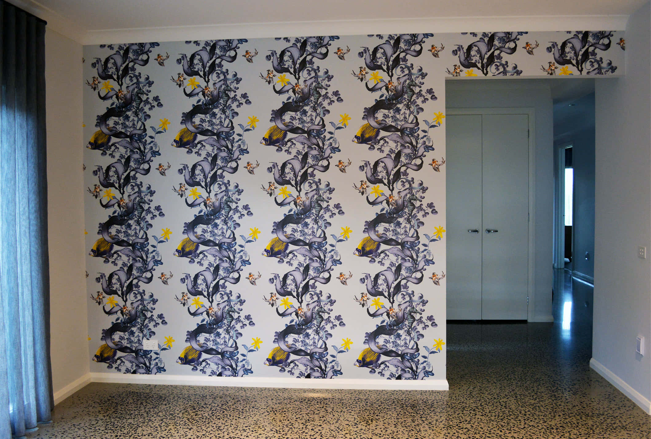 Installation Art 桌布 壁紙 — 房間以淺色背景為襯托，採用大膽的深藍色和黃色花卉及鳥類圖案牆紙。