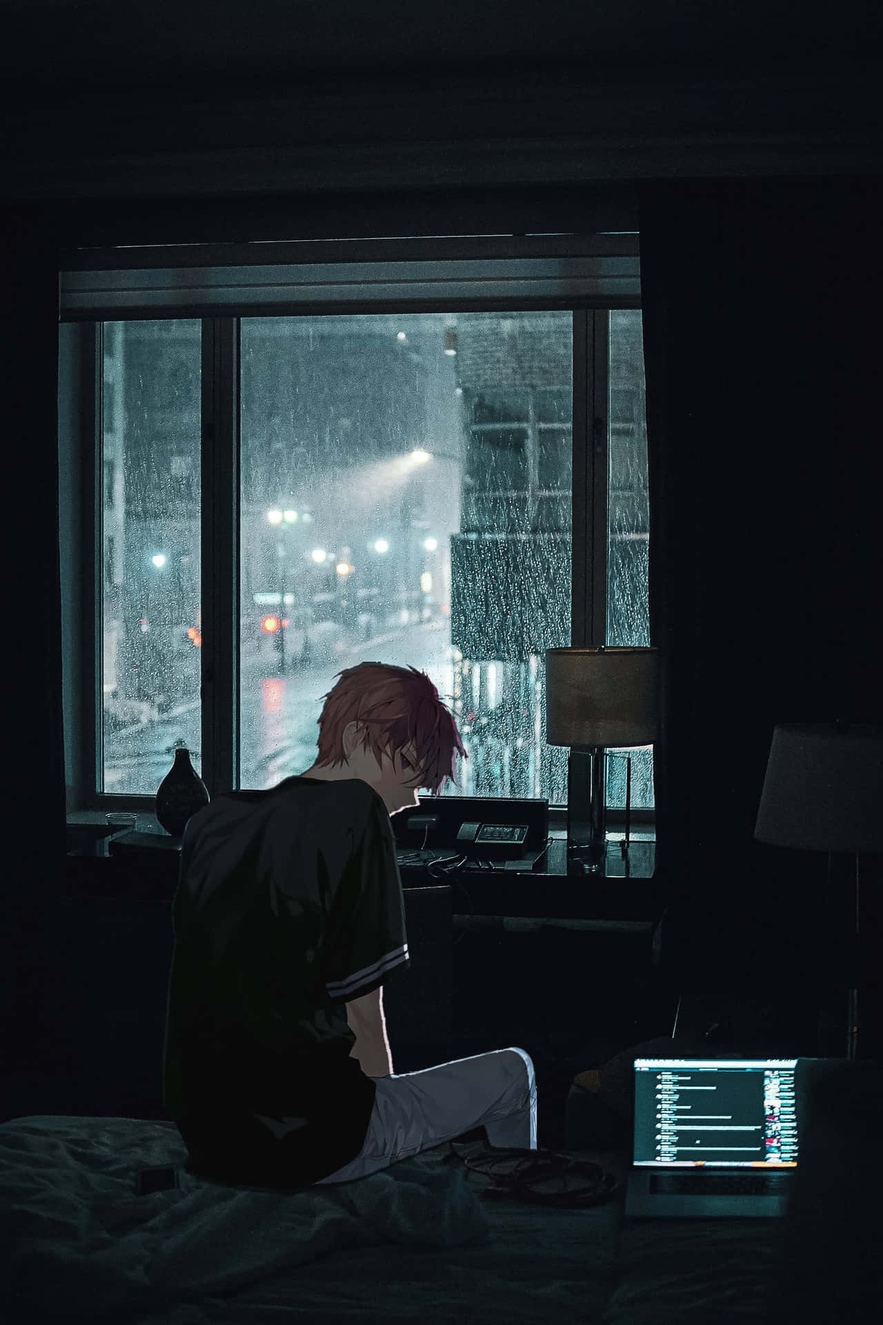 動漫男孩坐在床上，透過雨水浸濕的窗戶凝視夜晚的城市燈光。