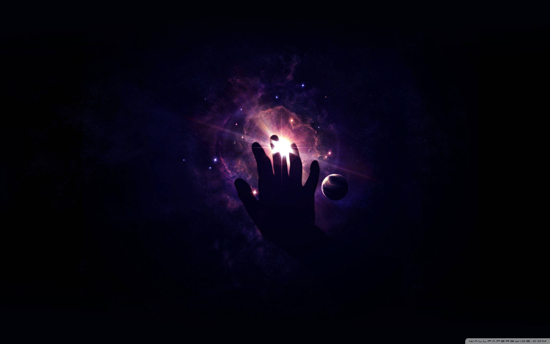 手伸入一個帶有星星和行星的發光宇宙星雲