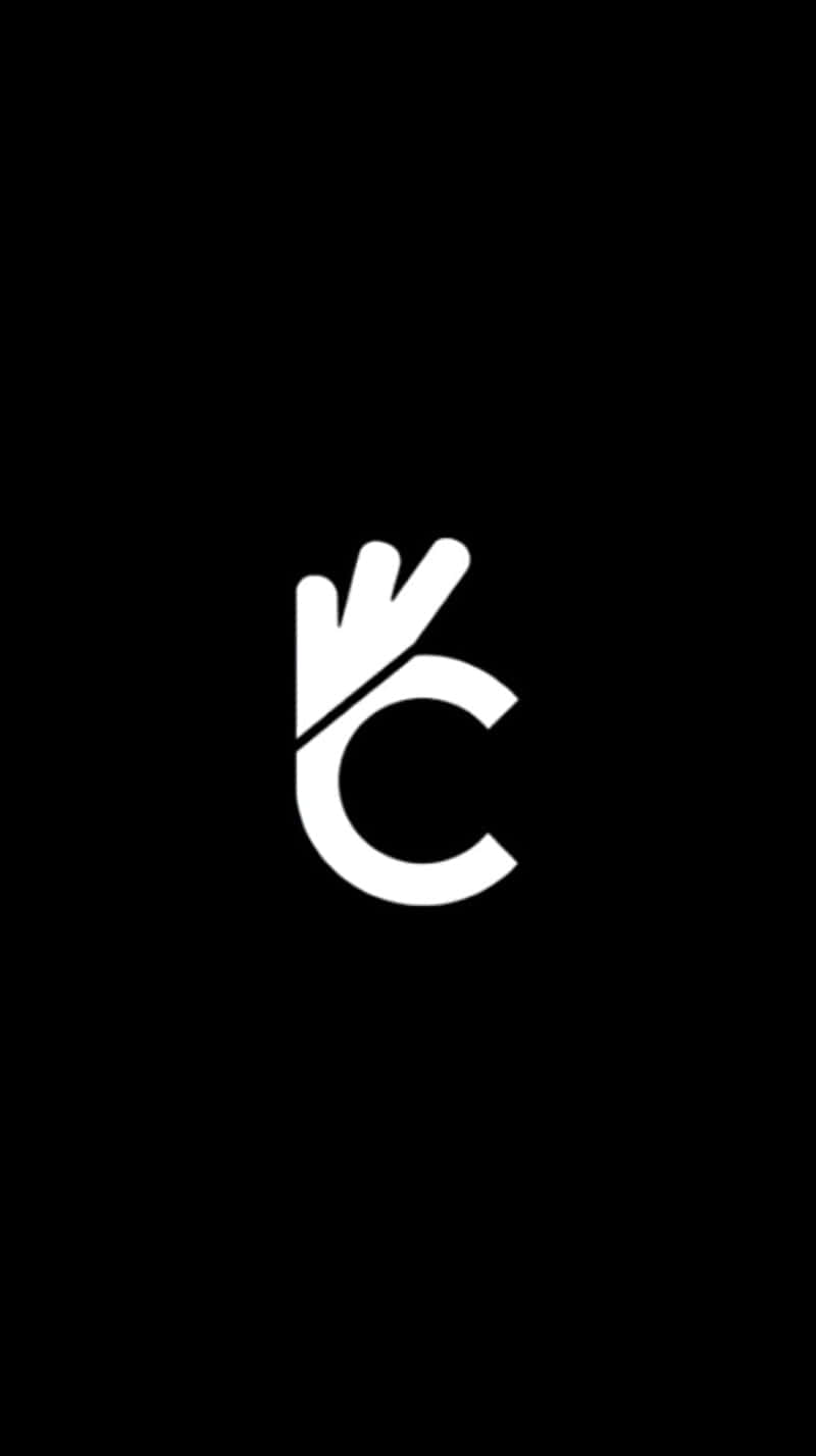 白色手形標誌，在黑色背景上看起來像 C