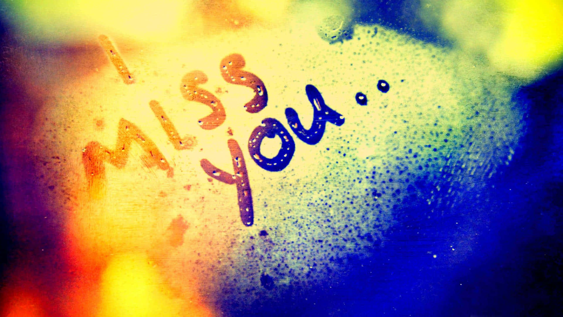 I Miss You 桌布 壁紙 — 手寫的「我想你」在佈滿雨點的窗戶上，背景為暖黃色和冷藍色的漸變。