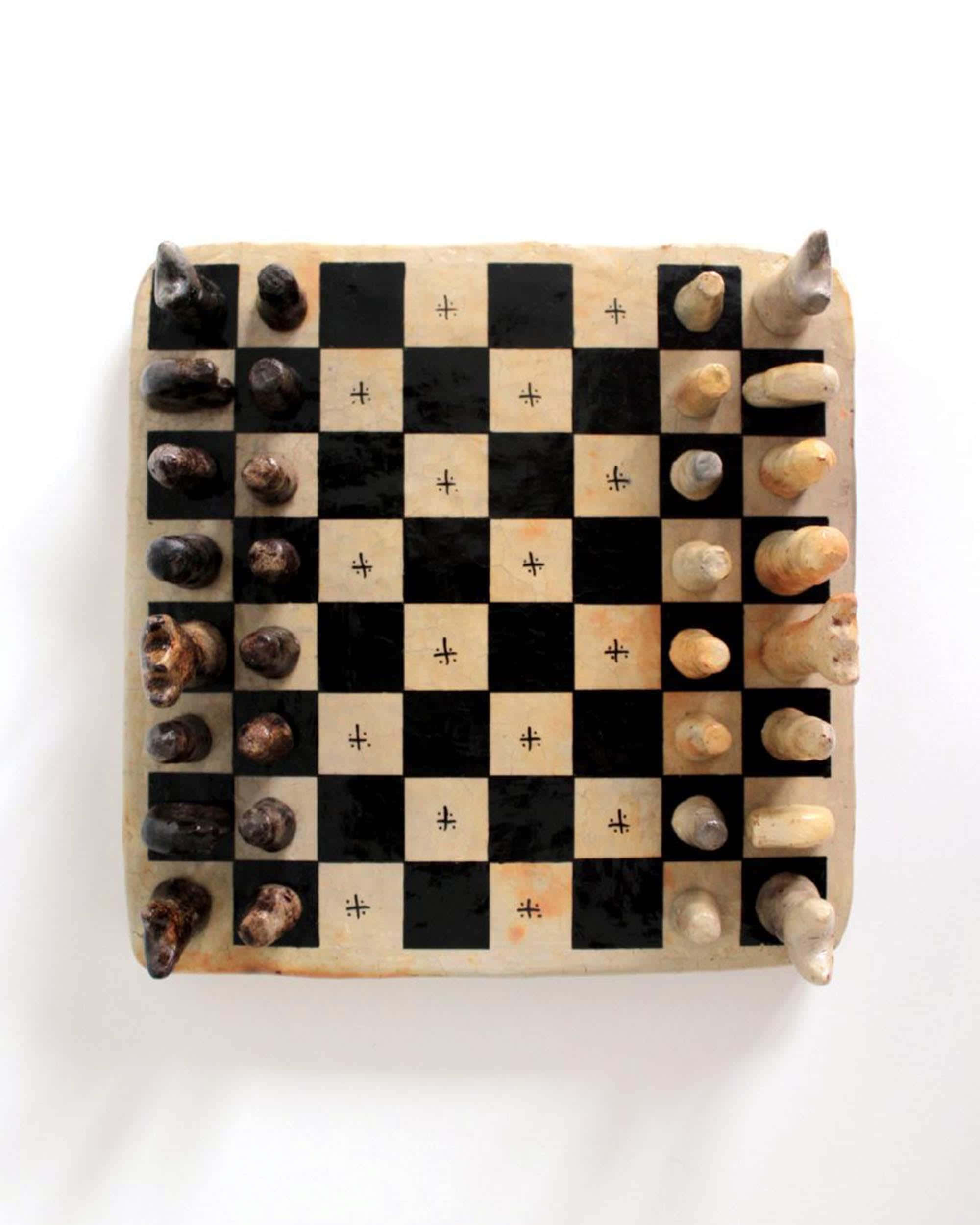 Chessboard 桌布 壁紙 — 手工製作的國際象棋套裝，棋子像石頭一樣，排列在質樸的木板上，背景為純白色。