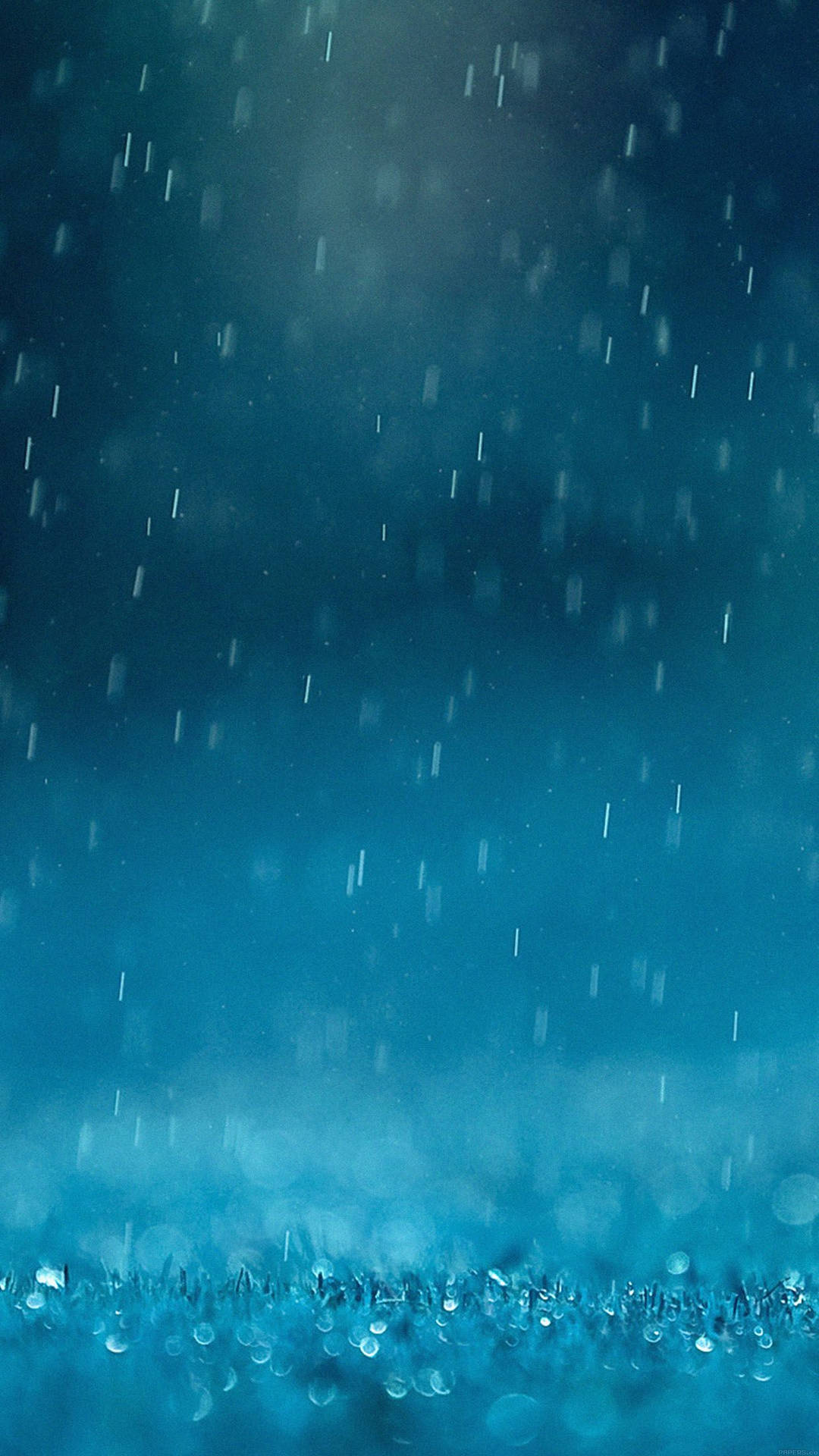 雨滴落在玻璃表面上，帶有藍色燈光和散景效果。