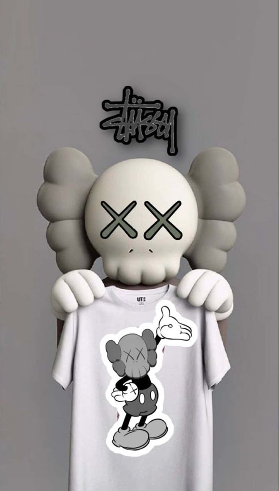 KAWS 雕塑手持一件帶有米奇老鼠貼紙的T恤。