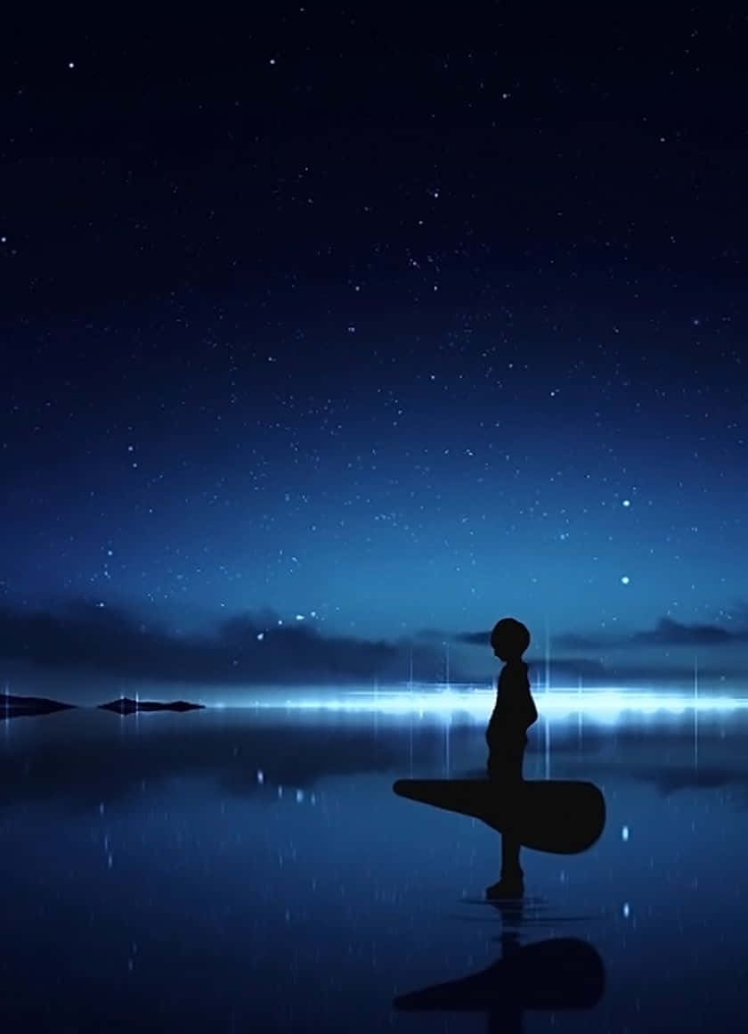 一個人在星空夜空下，在水面上拿著結他的剪影。