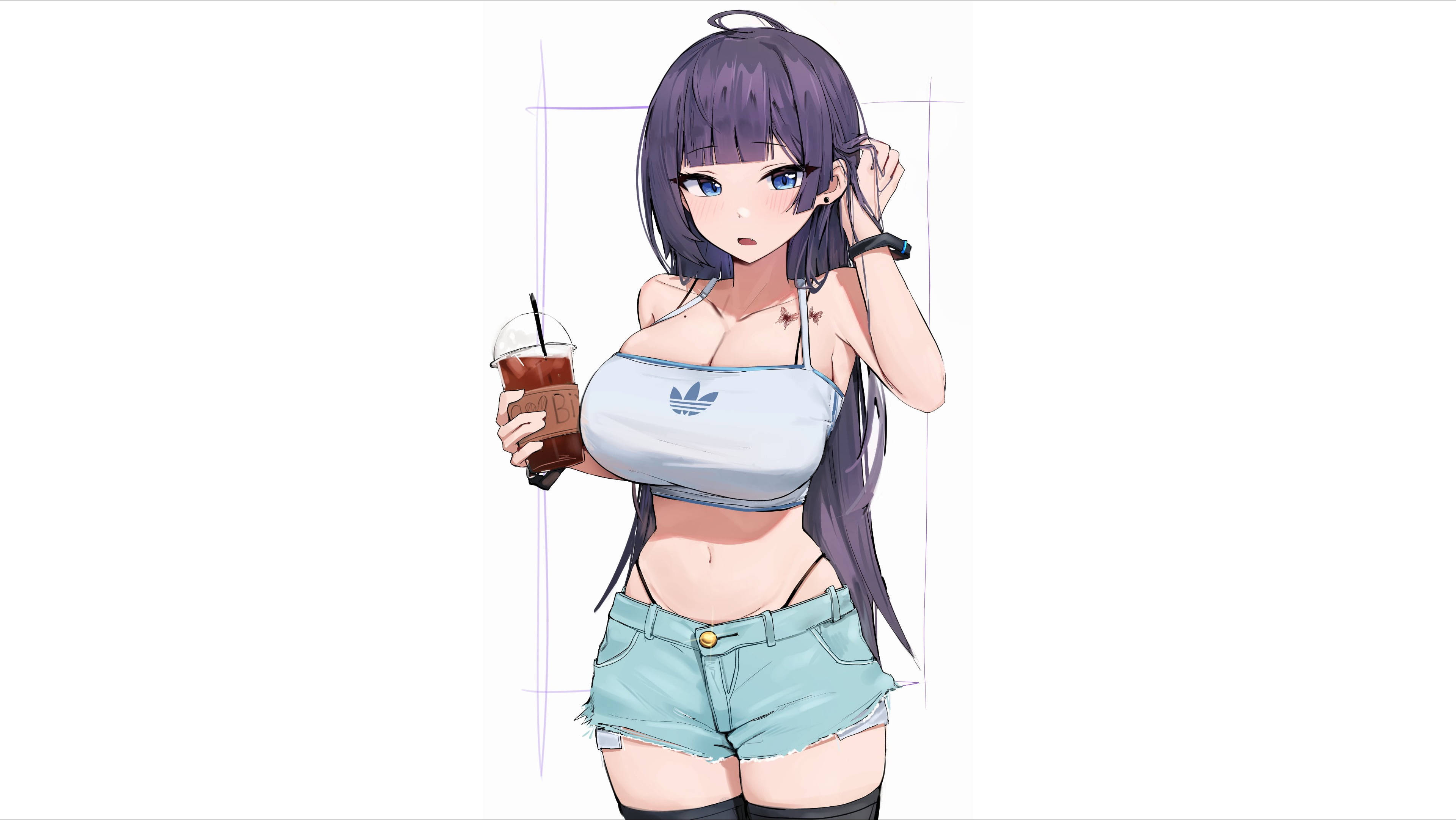 手持奶茶的性感動漫女孩 壁紙 — 紫髮動漫女孩在白色背景上穿著淺藍色露臍上衣和牛仔短褲，手持冰咖啡。