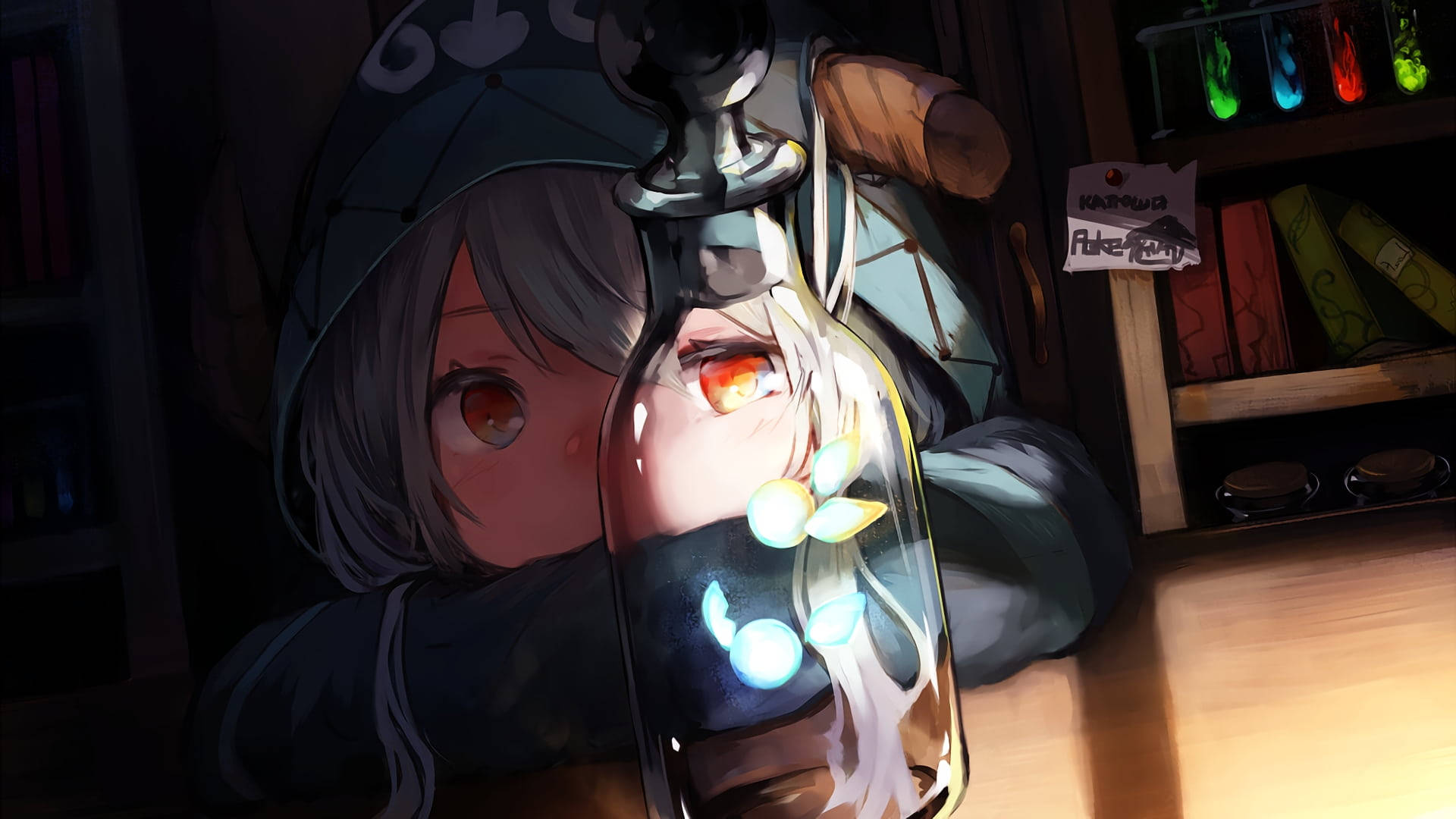 灰色頭髮和橙色眼睛的動漫女孩，在黑暗的房間裡透過一個發光的瓶子觀看。