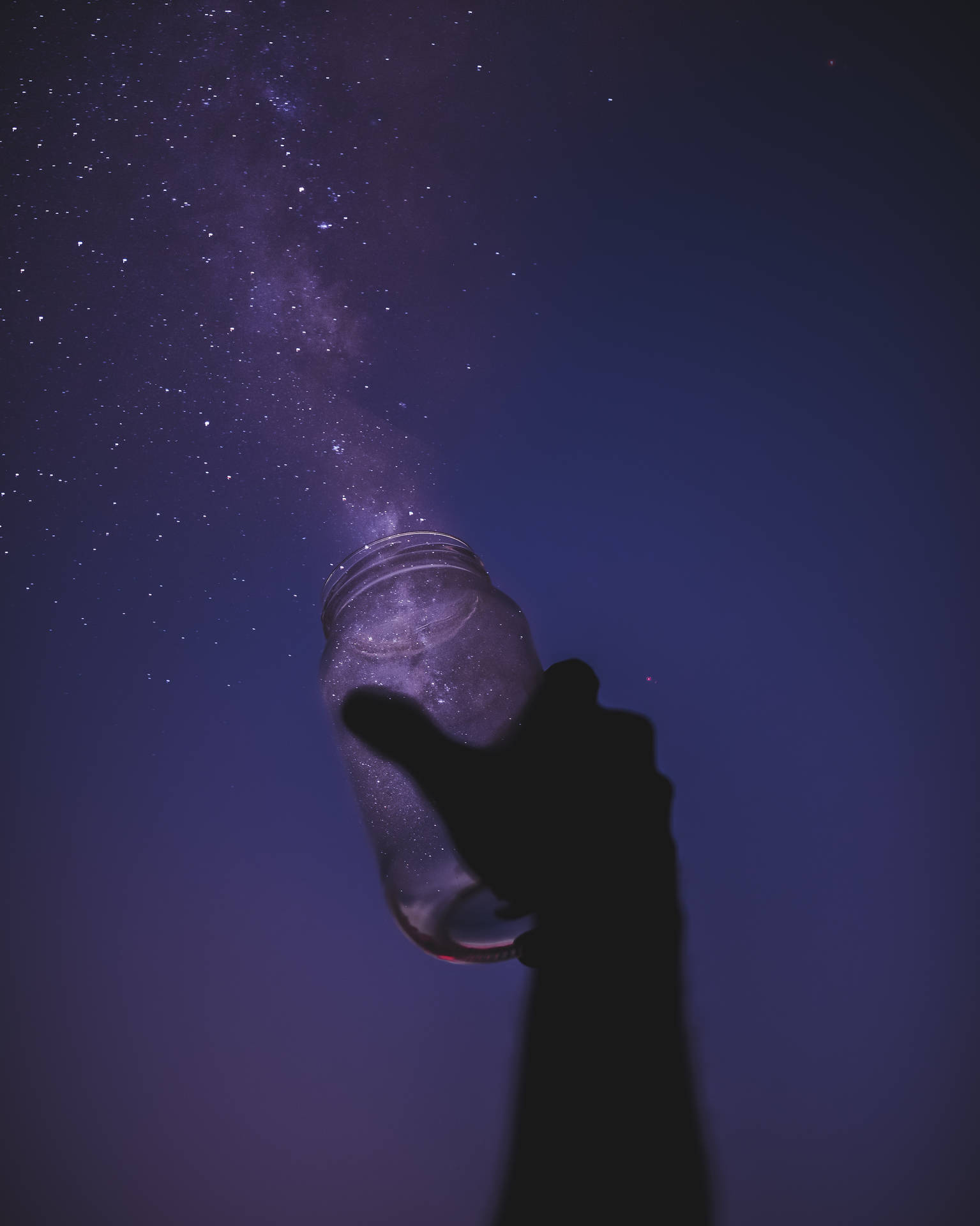 手拿著罐子，星星傾瀉到夜空