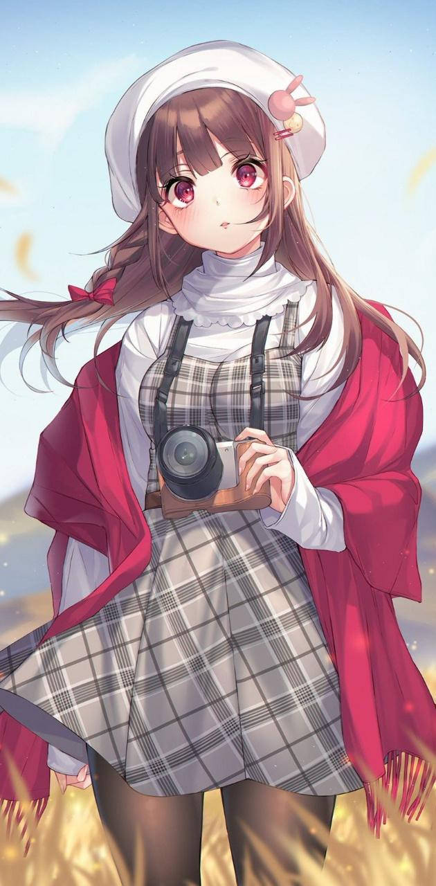 穿著格子裙和紅色斗篷的動漫女孩在金色田野中拿著相機。