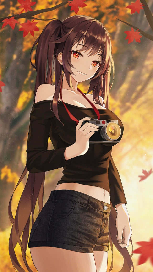 手持相機的秋日動畫女俠 壁紙 — 棕色雙馬尾紅眼動漫女孩在飄落的秋葉下微笑著拿著相機。