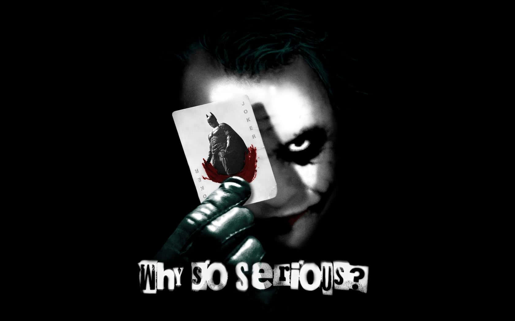 小丑手持沾血小丑牌，牌上有「Why so serious?」字樣