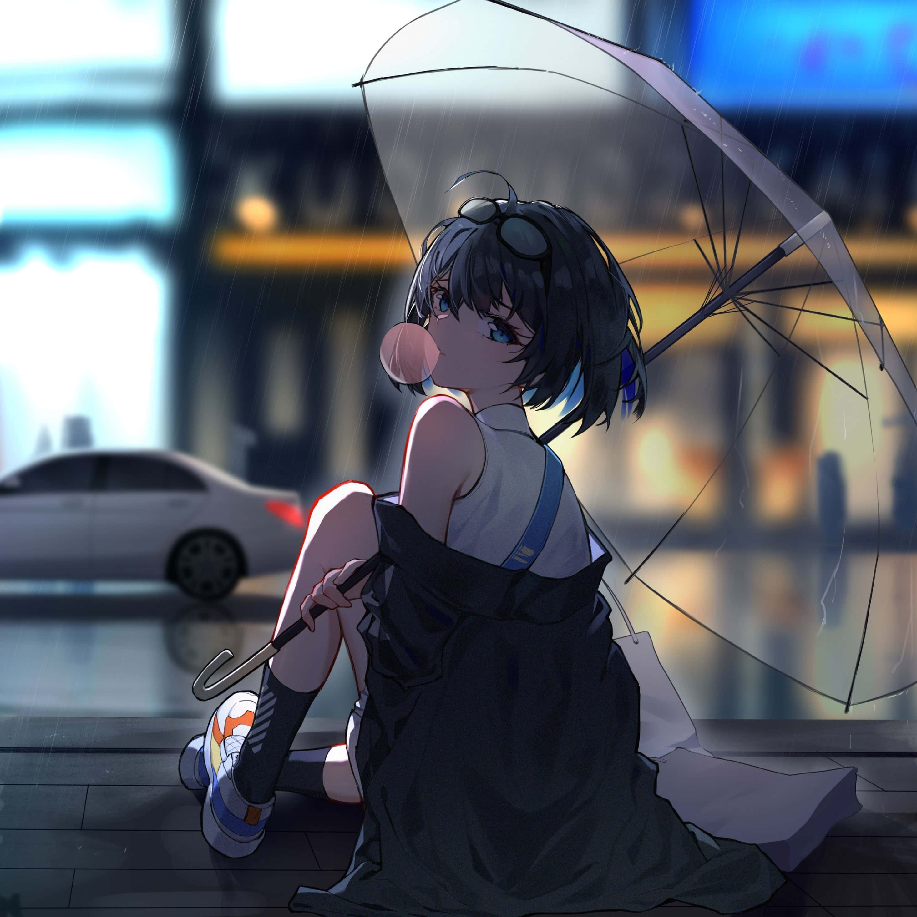 手持雨傘的酷炫動漫城市女孩 iPad 壁紙 — 一個年輕的動漫女孩，深色頭髮，坐在濕漉漉的人行道上，撐著雨傘，夜晚的城市模糊不清，雨在下。