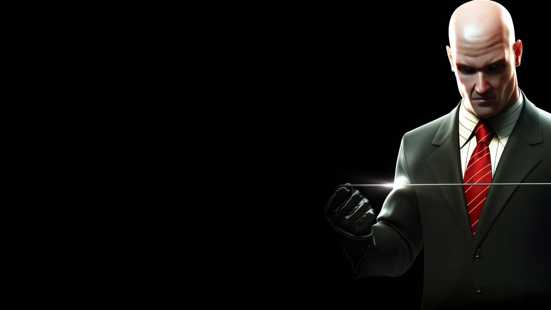 手持黑色纖維線的特工47 — 高清《Hitman 2》背景 壁紙 — 一個光頭男子身穿深色西裝和紅色領帶，在黑色背景前怒目而視，拳頭發光。
