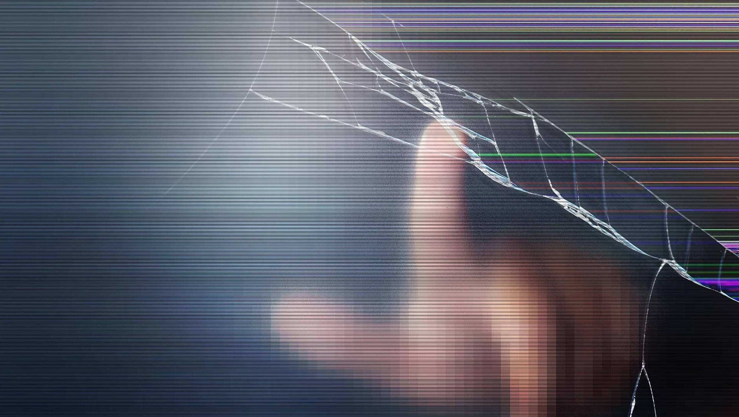 手指敲擊破碎玻璃為黑鏡 壁紙 — 一隻模糊的手按壓在破裂的屏幕上，數字故障線向外輻射。