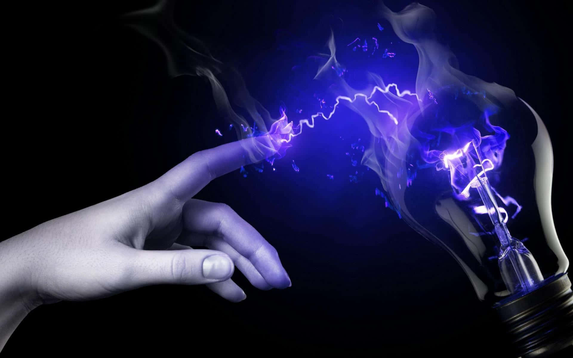 手觸摸帶有電弧和煙霧的發光燈泡。