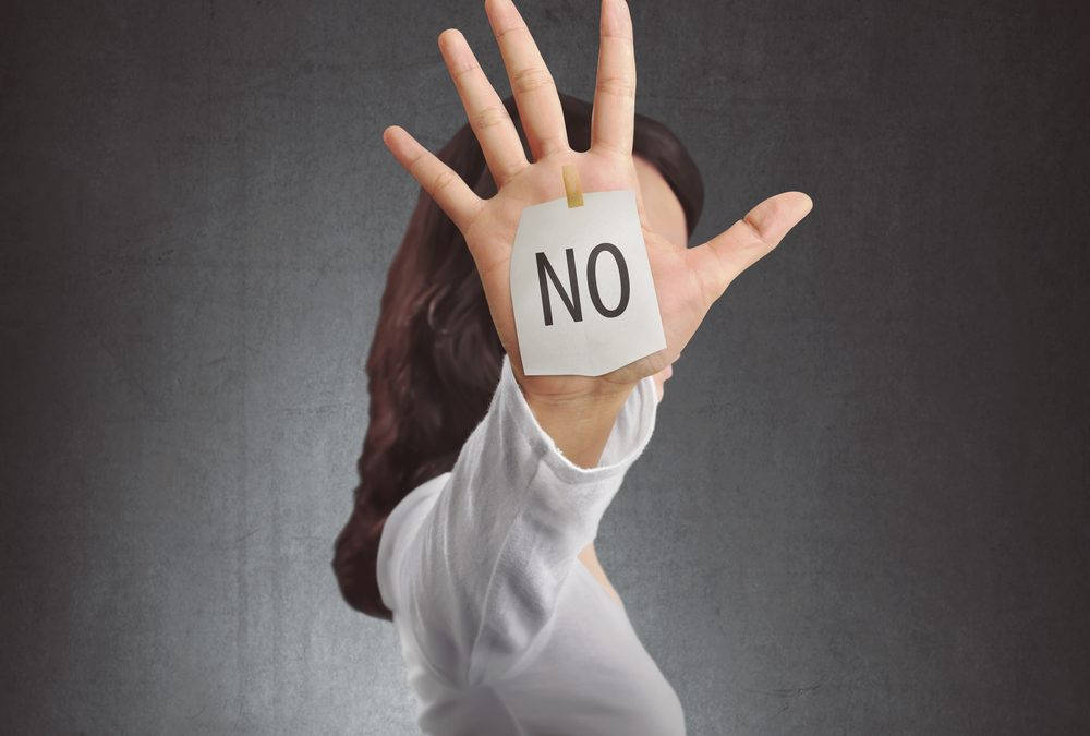 舉起手，臉上貼有「NO」紙條的人。