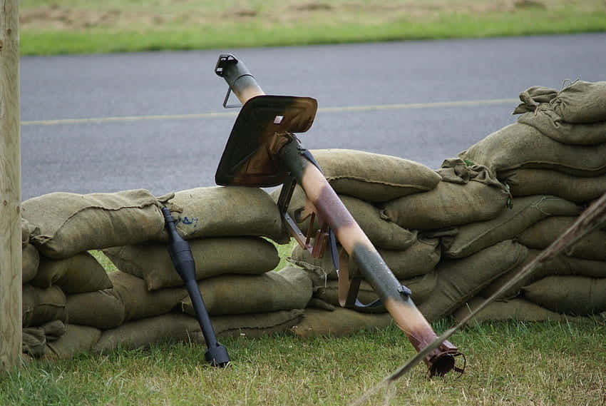 軍用火箭發射器靠在路邊的沙包上。
