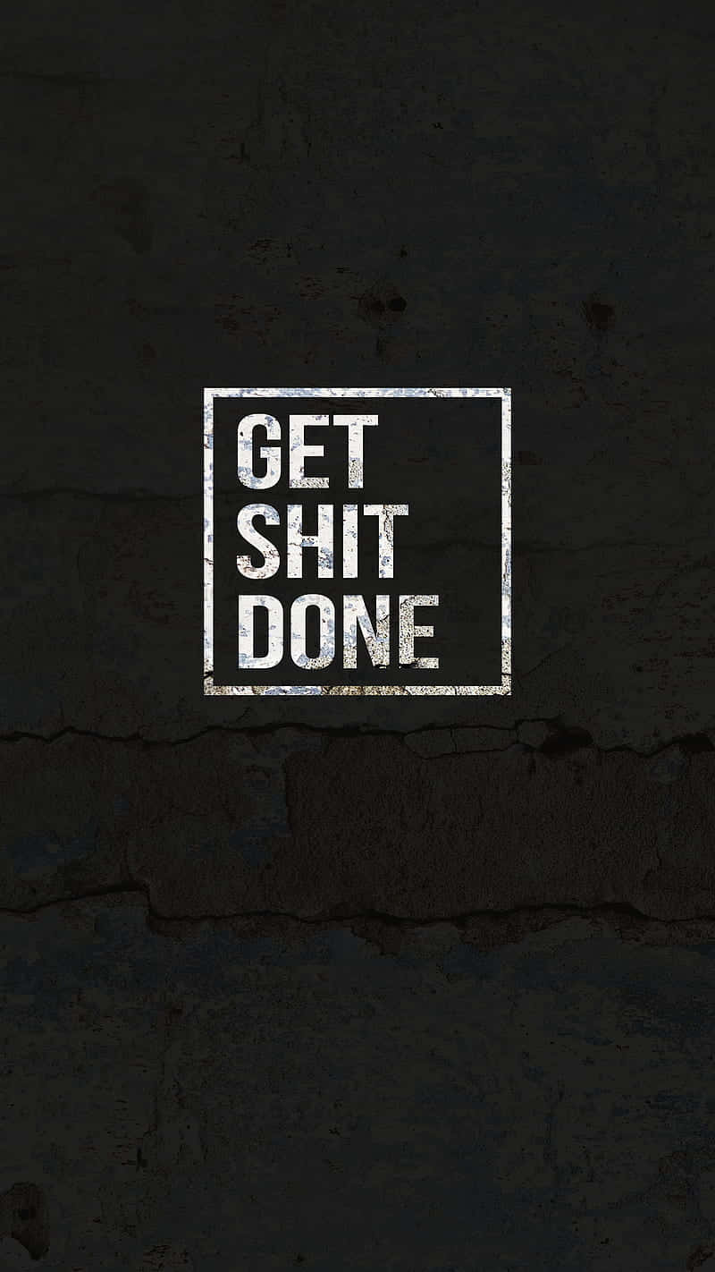 裂開混凝土牆上的勵志文字 get shit done