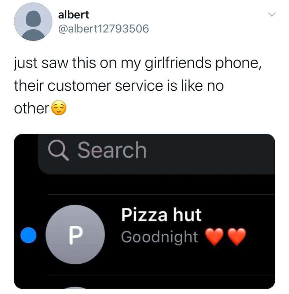 Customer Service Memes 桌布 壁紙 — 手機屏幕顯示Pizza Hut應用程式訊息「晚安」，附有兩個紅色心形。