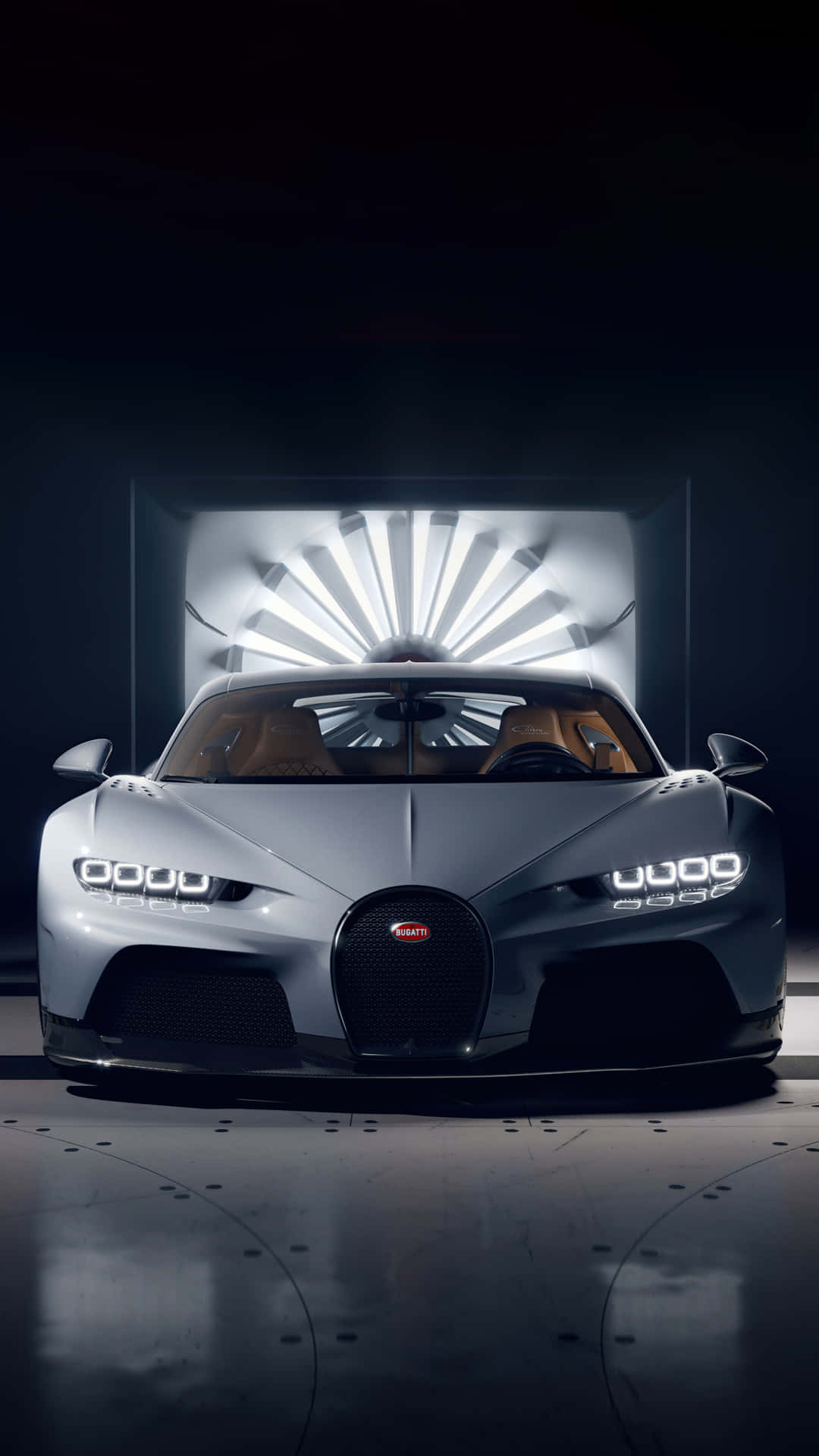 銀色Bugatti Chiron Super Sport 300+在黑暗的工作室中，明亮的陽光射線照明。