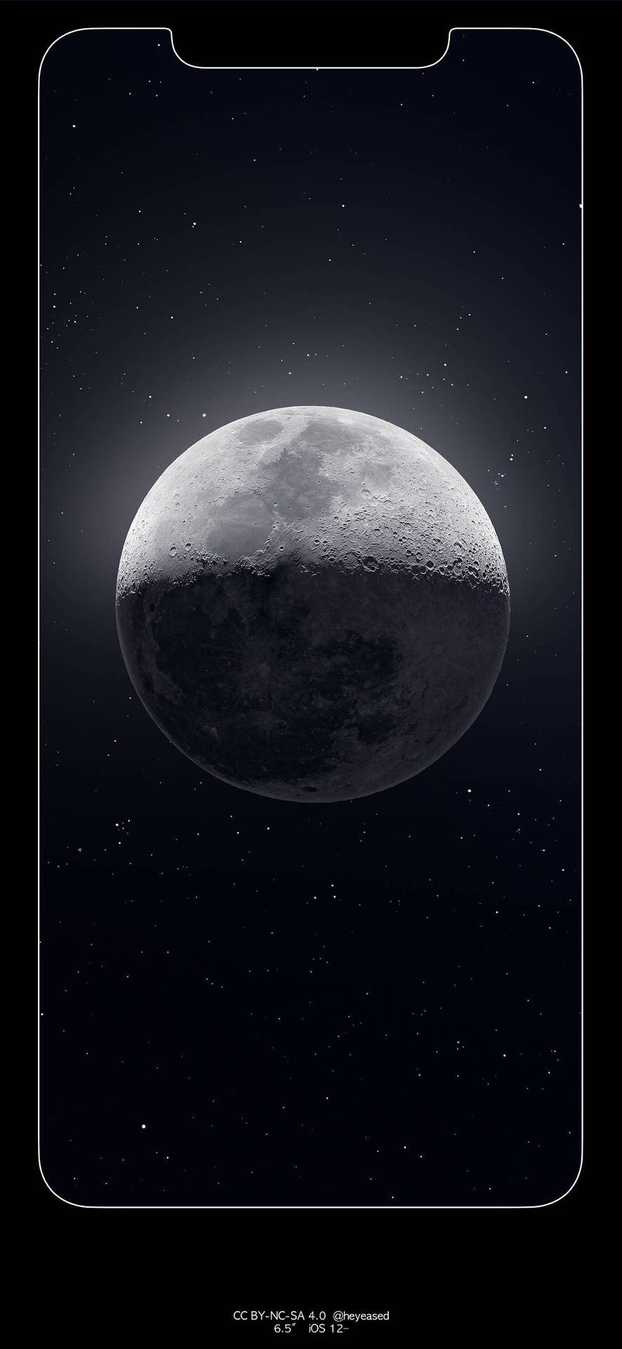 在電話框內，一個帶有隕石坑的逼真月亮映襯著星空夜空。