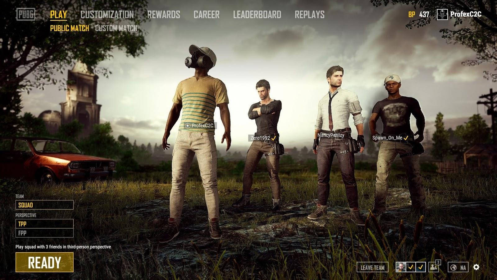四位PUBG玩家在草地上，靠近一輛紅色汽車，背景有教堂。