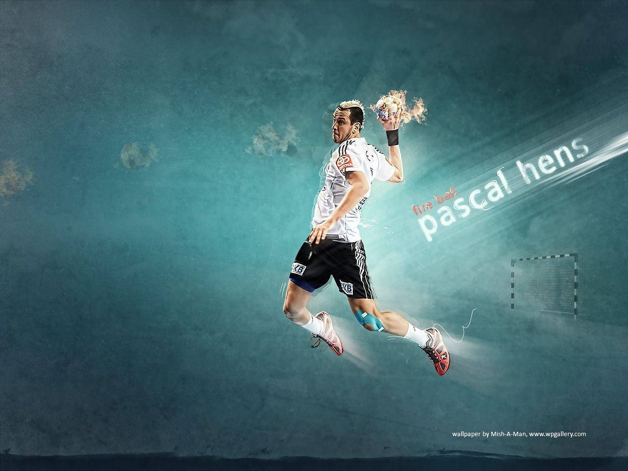 手球選手 Pascal Hens 壁紙 — 一名手球運動員在帶有運動軌跡和可見球門網的藍綠色煙霧背景前動態地躍起於半空中。