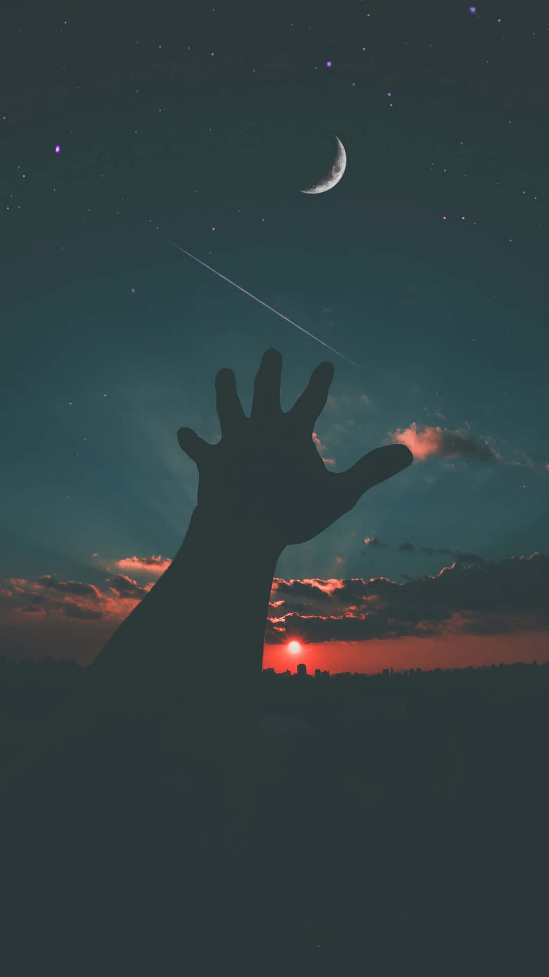 暮色中城市上空，一隻手伸向月亮和星星的剪影。