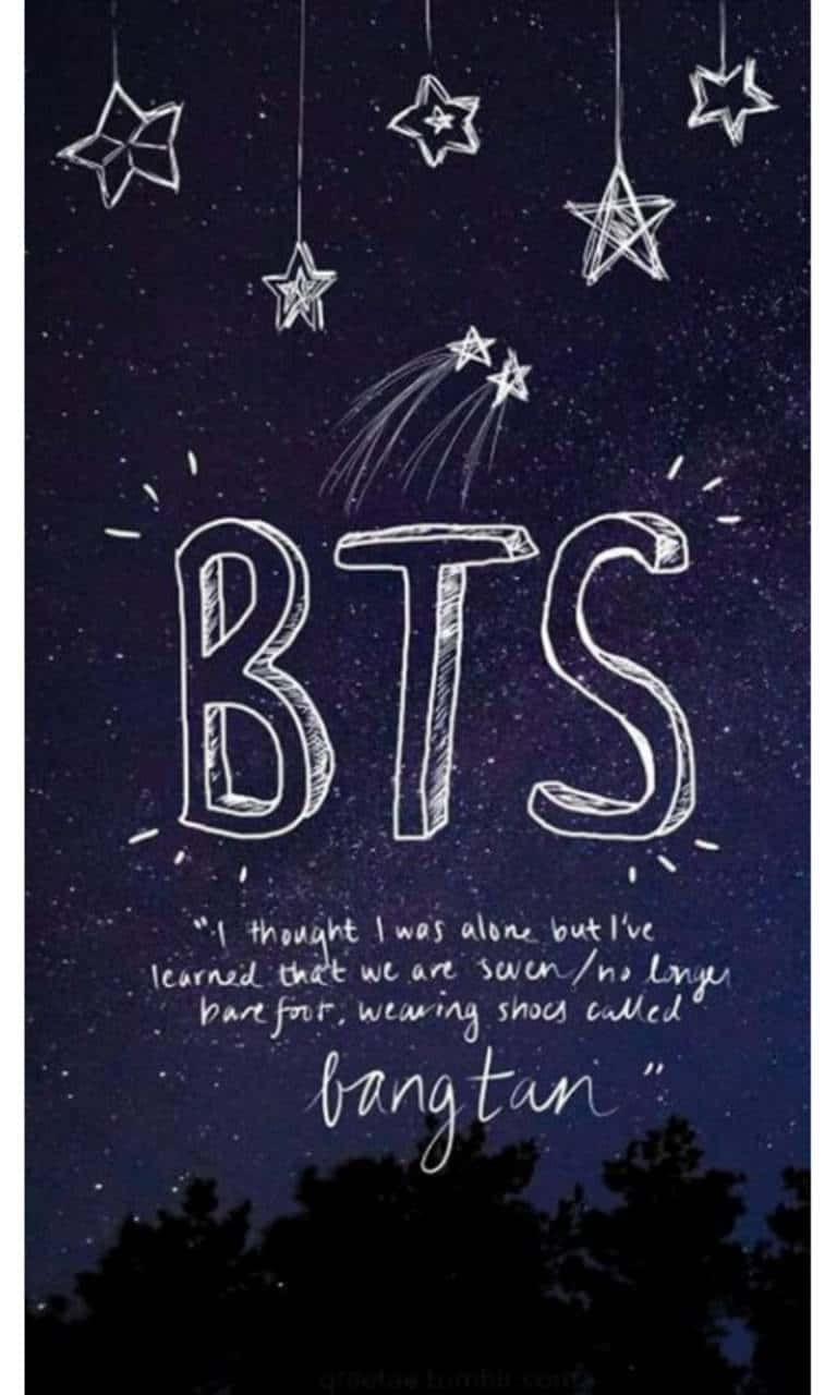 Bangtan Sonyeondan 桌布 壁紙 — 手繪BTS標誌懸浮於吊掛星星下，背景為星空夜空，下方有樹木剪影。